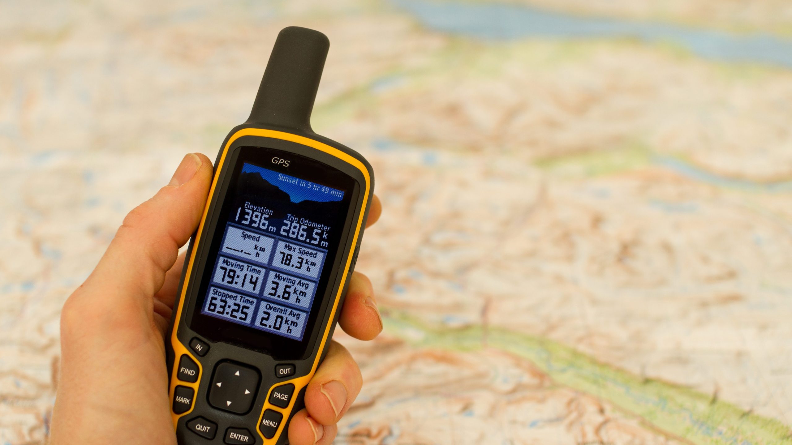 GPS Gerät über einer Landkarte